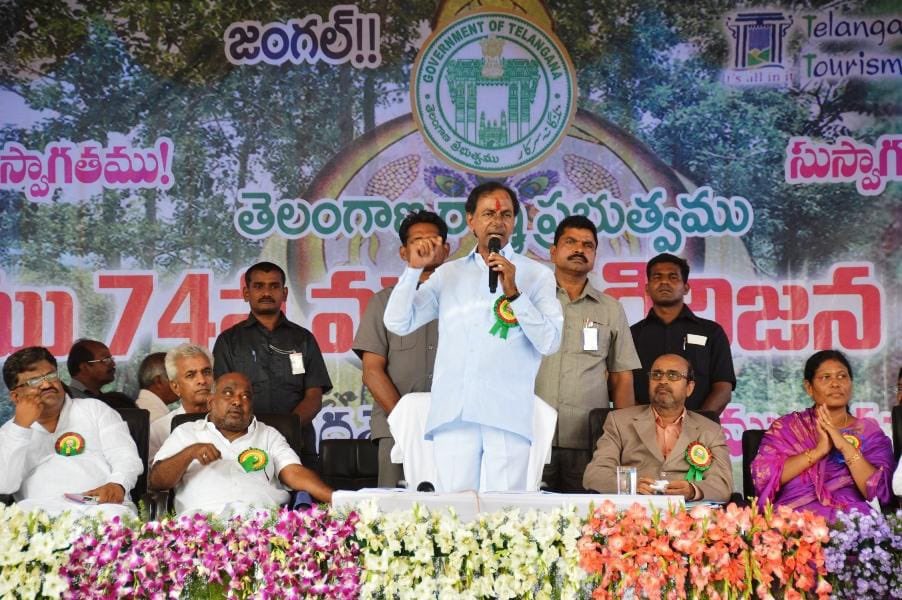 KTRBRS's tweet photo. గిరిజనులకు ఇచ్చిన మాటను నిలుపుకుంటూ.. కేసీఆర్ ప్రభుత్వం ఎస్టీ రిజర్వేషన్లను 6 శాతం నుండి 10 శాతానికి పెంచి నేటికి 4 ఏళ్ళు.

ఉత్త మాటలు కాదు… గట్టి చేతలతో ఎస్టీల అభ్యున్నతి కోసం చిత్తశుద్ధితో పనిచేసిన ఘనత బీఆర్ఎస్ ప్రభుత్వానికే దక్కుతుంది:

➡️ ఎస్టీ రిజర్వేషన్లను 6 శాతం నుండి 10 శాతానికి పెంచుతూ ఉత్తర్వులు ఇవ్వడం
➡️ తండాలను, గిరిజన గూడేలను గ్రామ పంచాయితీలు తీర్చిదిద్ది, స్వచ్ఛమైన మంచినీరు సరఫరా చేయడం
➡️ హైదరాబాద్ నడిబొడ్డున బంజారాహిల్స్‌లో సేవలాల్ బంజారా భవన్, కుమ్రం భీం ఆదివాసీ భవన్‌ల నిర్మాణం చేపట్టడం
➡️ ఆసిఫాబాద్ జిల్లాకు కుమ్రం భీం పేరు పెట్టడం
➡️ జోడేఘాట్‌లో సుందరమైన స్మృతి వనాన్ని ఏర్పాటు చేయడం
➡️ పోడు భూములకు పట్టాలు అందించడం

ఇలా గిరిజనుల అభివృద్ధికి కేసీఆర్ సర్కార్ ఎన్నో కార్యక్రమాలు చేపట్టింది.

అంతేకాదు.. ఎస్టీ విద్యార్థులు, యువత ఎదుగుదల మీద కేసీఆర్ గారు ప్రత్యేక శ్రద్ధ పెట్టారు:

➡️ సుమారు 100 కొత్త ఎస్టీ గురుకులాలు స్థాపించారు
➡️ ఆశ్రమ పాఠశాలలు, కాలేజీల సంఖ్య పెంచారు
➡️ యూనివర్సిటీల్లో గిరిజన హాస్టళ్లు నిర్మించారు
➡️ అంబేద్కర్ ఓవర్సీస్ స్కాలర్‌షిప్ అందించారు
➡️ సీఎంఎస్టీఈఐ స్కీం ద్వారా గిరిజన బిడ్డలను పారిశ్రామికవేత్తలుగా తీర్చిదిద్దారు.

ఎస్టీ రిజర్వేషన్లు పెంచిన ఈ శుభదినాన… గిరిజన బిడ్డలందరికీ శుభాకాంక్షలు.