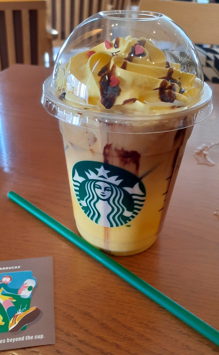 rokudou's tweet photo. 店舗も行ってきた🥰
混ぜるのもったいなくてそのまま飲んだら、最初あまあま、最後めっちゃコーヒーになってしまった😂
スタバ経験値をもらいました🆙
カード買ったからまた飲むときはちゃんと混ぜる！φ(．．) https://t.co/zJWGXZSCh4