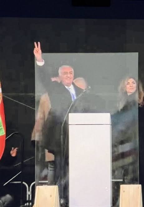 ZAfficer's tweet photo. @Mojtabapacino زن رضا قرمساق و که از پشت شیشه ضد گلوله هم مورد عنایت قرار دادن 😅😅😅 https://t.co/ioYXxbkQUp
