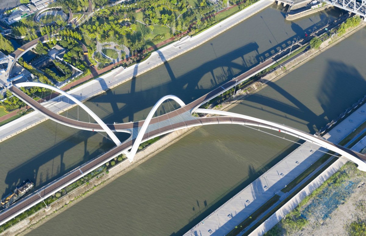 Archello's tweet photo. Zaha Hadid Architects’ Grand Canal Gateway Bridge translates Hangzhou’s silk embroidery traditions into a sinuous steel structure.
https://t.co/4k8KOrH4kn
#SteelArchitecture #Prefabrication #StructuralDesign https://t.co/Lea6p5Mkqk