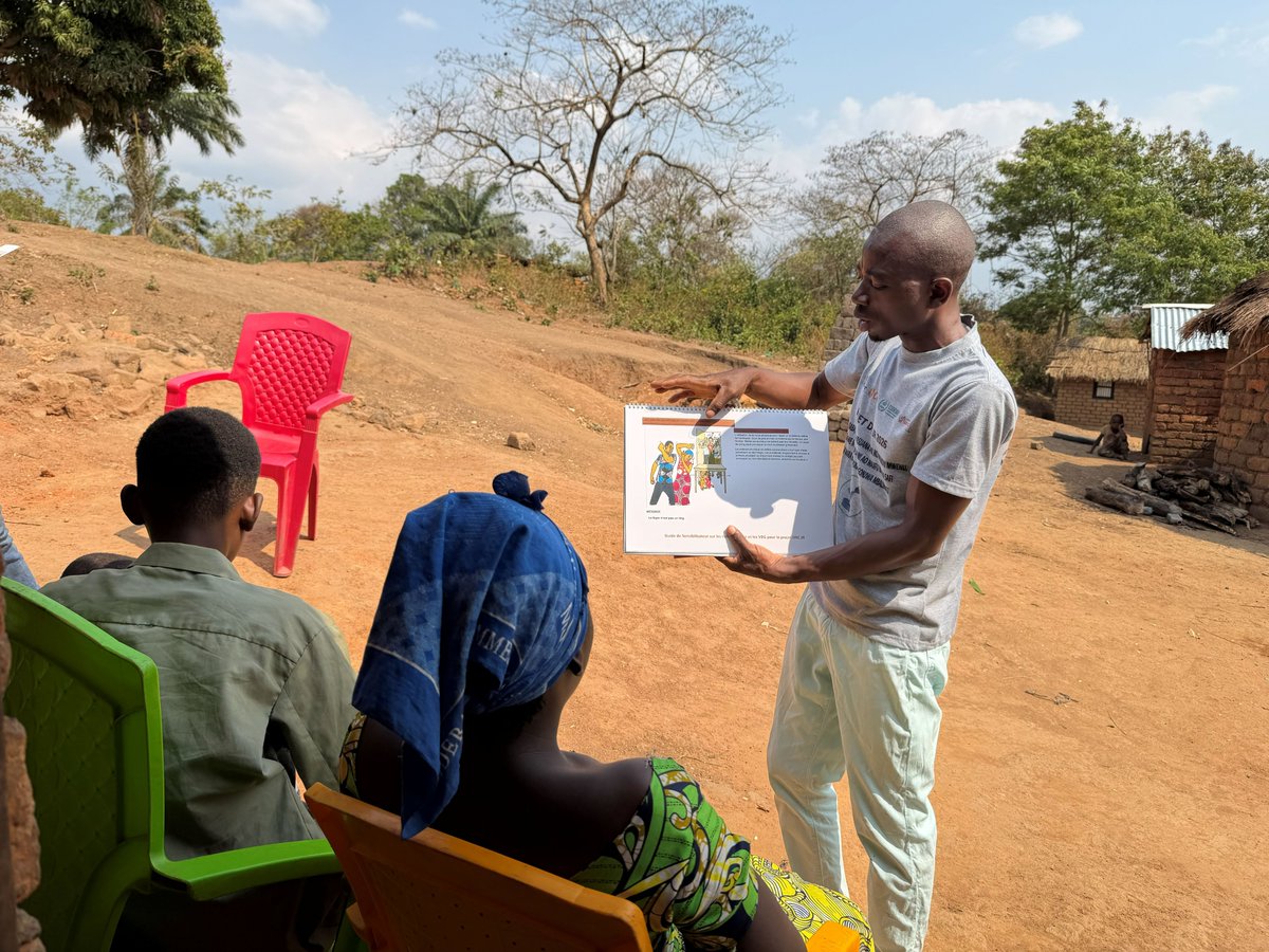 caredrc's tweet photo. À Fizi, Sud-Kivu, Sumaili Mbakwa, relais communautaire, sensibilise sur les #VBG, leurs conséquences. 70 relais et acteurs local formé grâce au soutien @DutchRelief, il contribue à orienter les personnes affectés vers les services appropriés, près de 3 000 personnes atteintes. https://t.co/FDMTlOfl7x