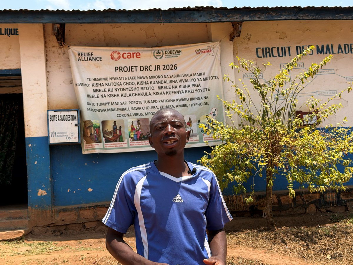 caredrc's tweet photo. À Fizi, Sud-Kivu, Sumaili Mbakwa, relais communautaire, sensibilise sur les #VBG, leurs conséquences. 70 relais et acteurs local formé grâce au soutien @DutchRelief, il contribue à orienter les personnes affectés vers les services appropriés, près de 3 000 personnes atteintes. https://t.co/FDMTlOfl7x