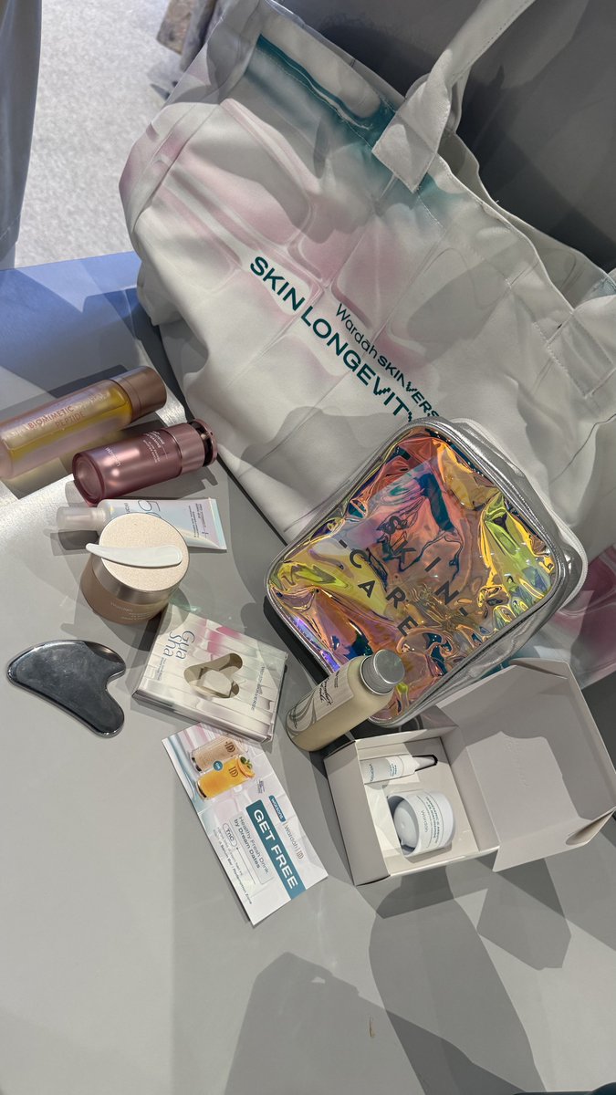 SeanovicSean's tweet photo. emang paling bener, terutama cewek-cewek kalau urusan beauty ini serahkan ke ahlinya, dijamin langsung glowing mantul ye kan, komplit gini  
#WardahSkinLongevityClinic
https://t.co/L4ukqoAkGW https://t.co/nyrLXPIHwN