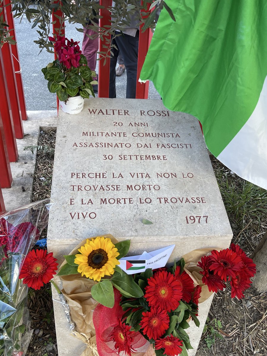 GCerqueti's tweet photo. Era il 30/9/77.Sono passati 49 anni da quando un proiettile fascista, colpendoti alla nuca, ti uccise.Avevi 20 anni,Walter Rossi, e ti battevi per un mondo più giusto, dalla parte di chi ha meno,contro lo sfruttamento e le sperequazioni.Non ti
dimenticheremo mai✊ https://t.co/l79XnGsx5I