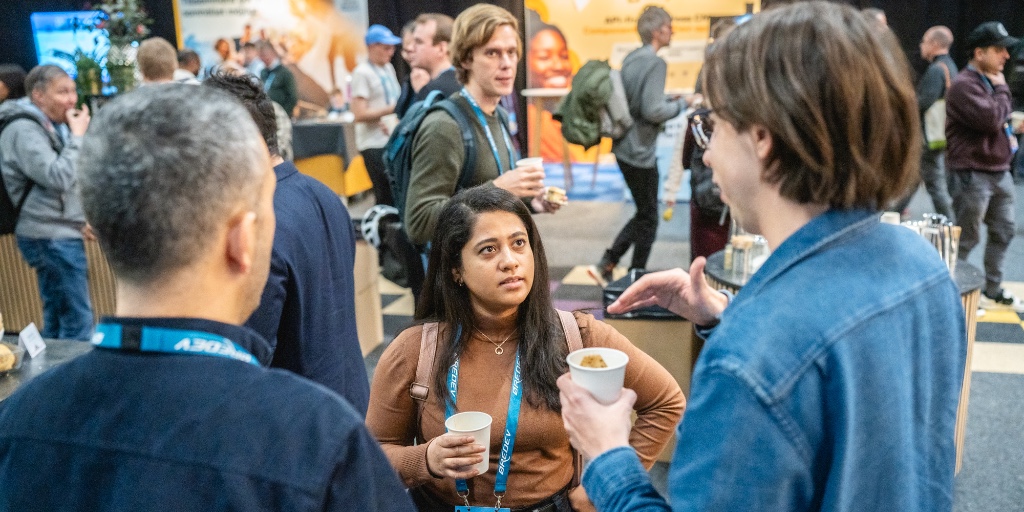 oredev's tweet photo. The hallway track is where the real Øredev magic happens! ✨
Easy ways to turn "hello" into a great chat in Malmö:
💬 Use a session as an icebreaker
🤝 Ask "What brought you here?"
☕️ Chat over coffee
📲 Follow up on Bluesky/LinkedIn after https://t.co/0ROwTxOBPb