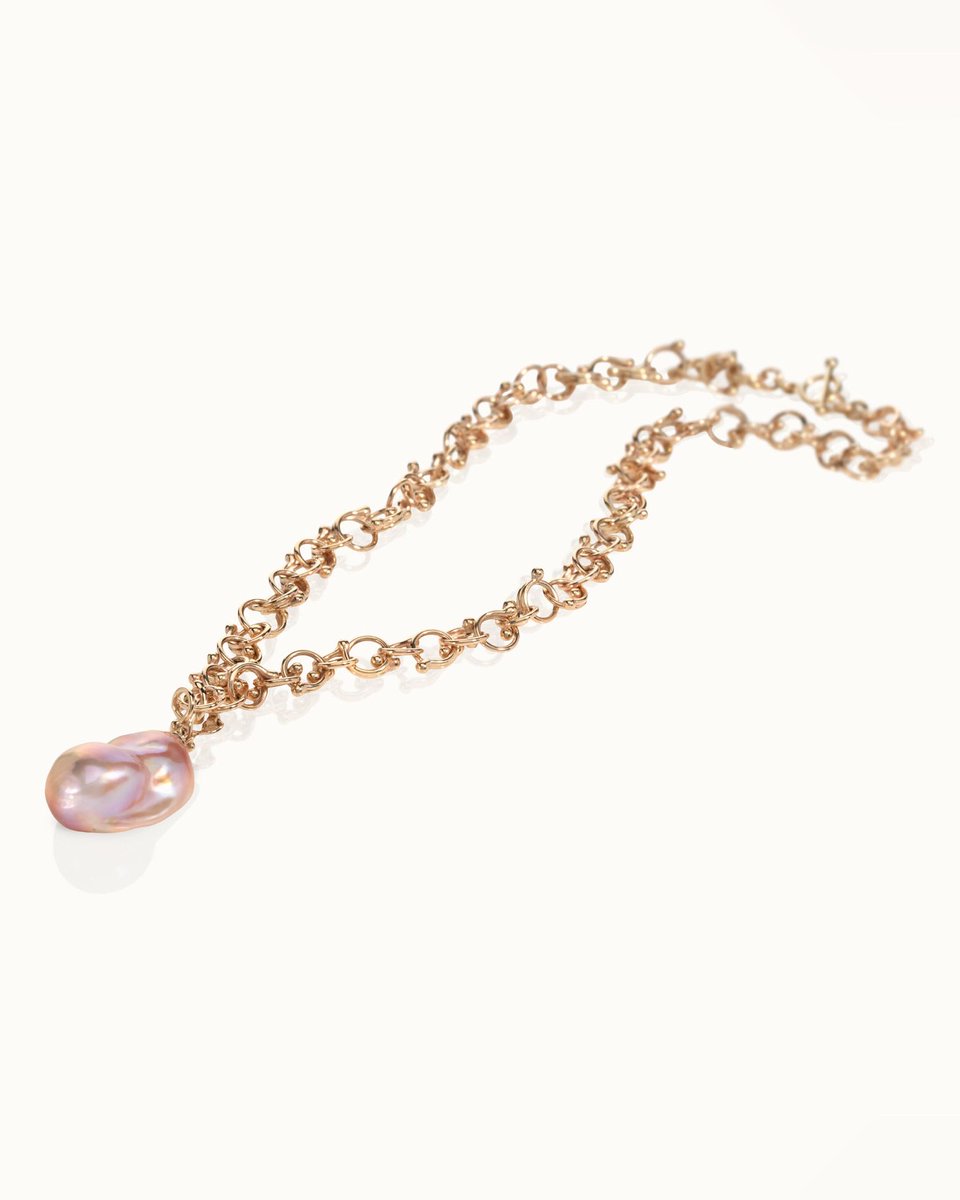 YenJewellery's tweet photo. A bespoke Orb Gold Necklace, created as a special commission for a client - featuring a detachable Baroque pink pearl - allowing the necklace to be worn in different ways. Each link is individually handcrafted and unique, giving the necklace its abstract, sculptural character. https://t.co/StMGapvlLv