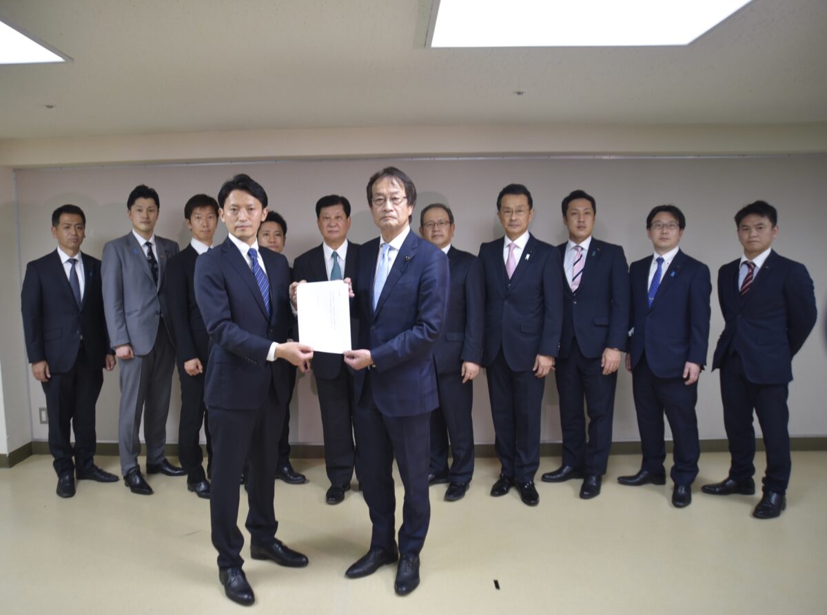 sngtk's tweet photo. 本日、自民党の石川憲幸県議の後援会の方とお話しをさせてもらった。

石川県議といえば、兵庫県知事選挙で金沢和夫氏の支援を決めた兵庫自民の方針に反発し離脱し、齋藤元彦氏に出馬要請した県議11人の中でも中心的な人物で、内部告発問題では百条委員会設置をめぐる採決で党議拘束に反し反対票を投じ、齋藤氏支持を貫いた。

2023年の県議選を前に一旦は引退表明していたが、斎藤元彦知事から「一緒に県政を支えてもらいたい」と強い出馬要請を受け7期目の挑戦を決意された。

今年の5月に神戸新聞で今期限りでの引退が報じられ、去就が注目されていたが、後援会の方のお話によると、やはり引退の決意は固いという。

しかも既に内々に後継指名をしていて記者会見も予定していると言う。具体的な名前は教えてもらえなかったが、周辺を聞き込みした限りでは丹波市議で現在3期目のT氏(49)のようだ。