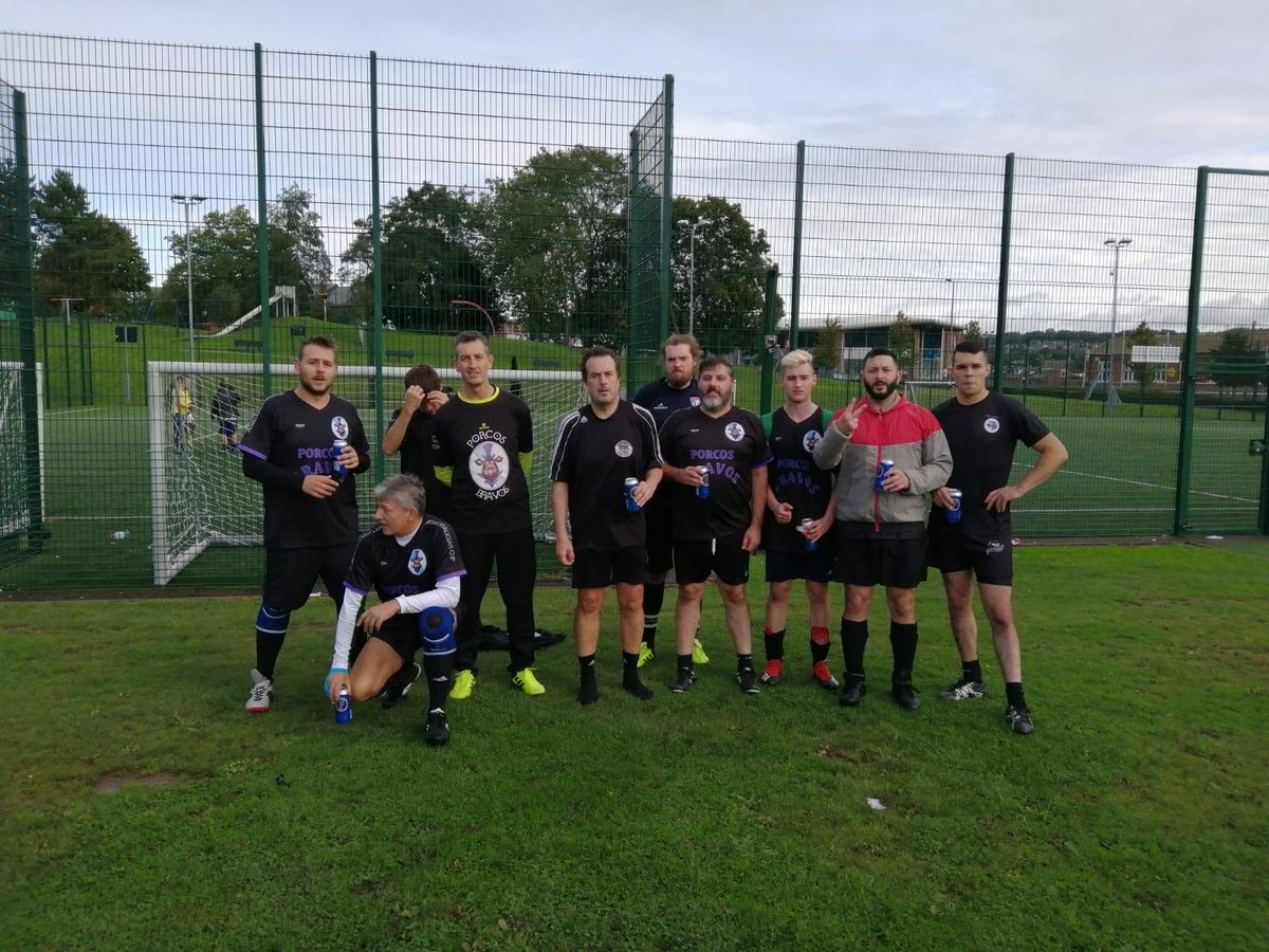 anglogalician's tweet photo. Año 2019.
Sheffield.
Aunque no lo parezca por las caras de circunstancias y el gesto desganado, Os Porcos Bravos acababan de conseguir la Novena, que de aquella fue su tercera victoria a domicilio.

Para los expertos en la @anglogalician, el triunfo en Inglaterra más meritorio. https://t.co/70r7DoGp4c