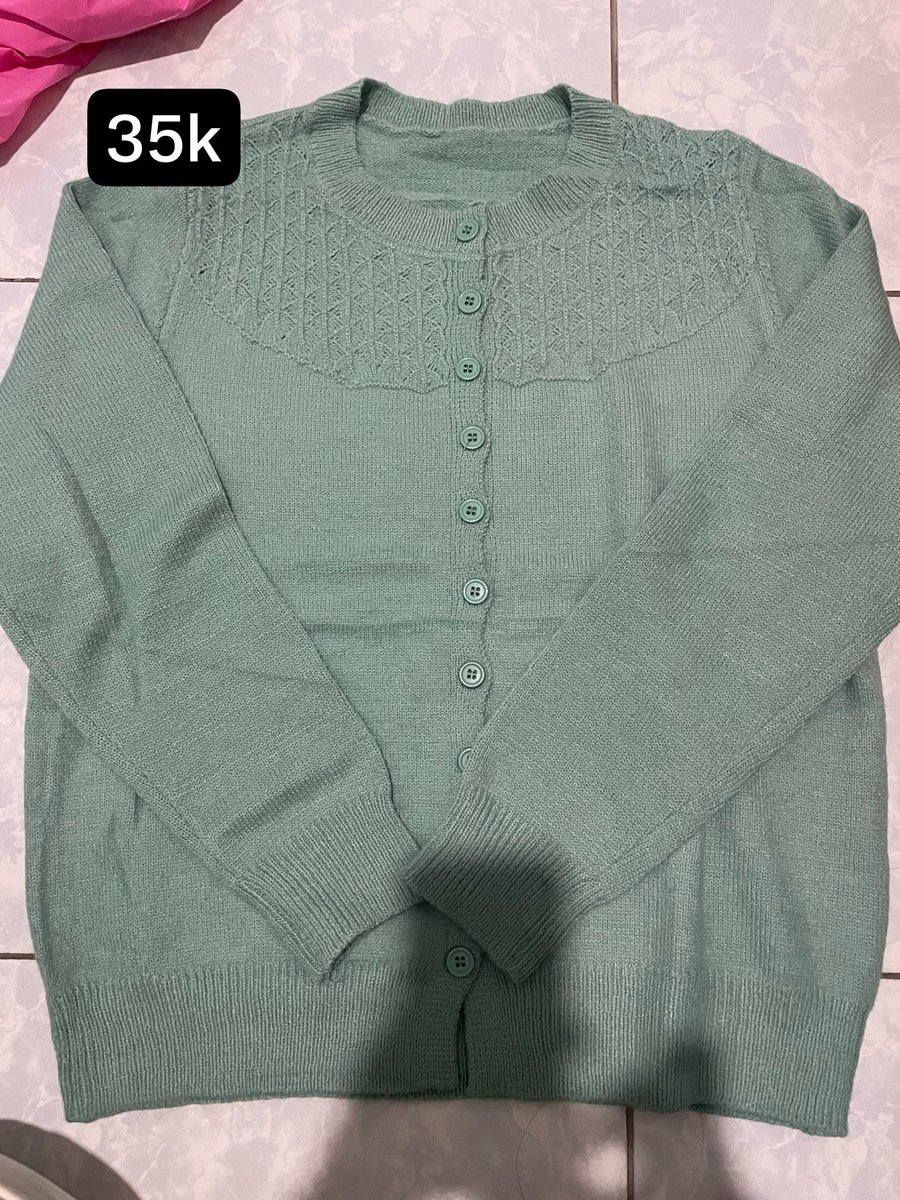 prettysnar's tweet photo. CARDIGAN BKK NEW

yellow : 65.000
hijau mint : 35.000 

- all good condition, no minus, blm pernah dipake
- yellow ld 90-100 bisa melar lagi
- green mint ld start 100
#preloved #bkk https://t.co/U5bifW3AL2