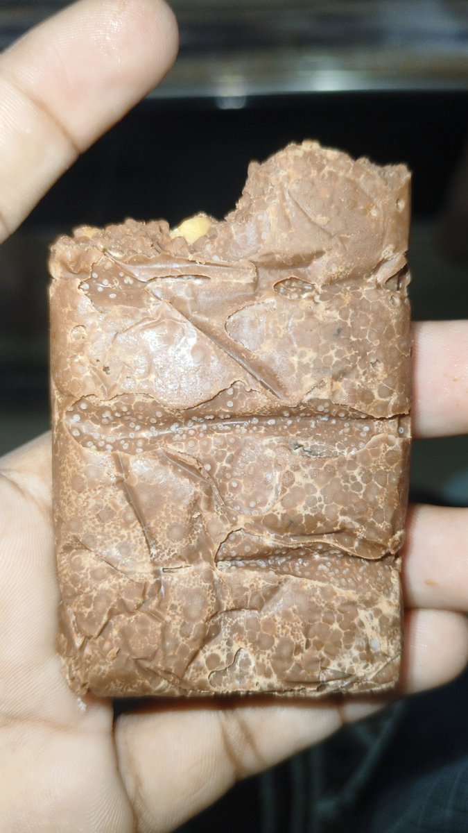 Rajmangal's tweet photo. Dear Cadbury 
@DairyMilk 
मैने एक video देखी थी. और उसमें बताया गया था कि जो Dairy milk सफेद सफेद हो जाता है ओ चॉकलेट खराब हो चुका होता है। क्या है ये। शॉप से आया और छोटा बच्चा लेकर खाने लगा उसे क्या पता कि ये खराब हो चुका है इसका MRP 350 रुपये है आदमी 350 रुप�� का खराब सामान लाये https://t.co/DQvbjzmK8c