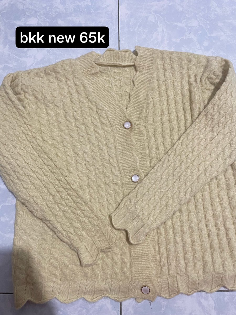 prettysnar's tweet photo. CARDIGAN BKK NEW

yellow : 65.000
hijau mint : 35.000 

- all good condition, no minus, blm pernah dipake
- yellow ld 90-100 bisa melar lagi
- green mint ld start 100
#preloved #bkk https://t.co/U5bifW3AL2