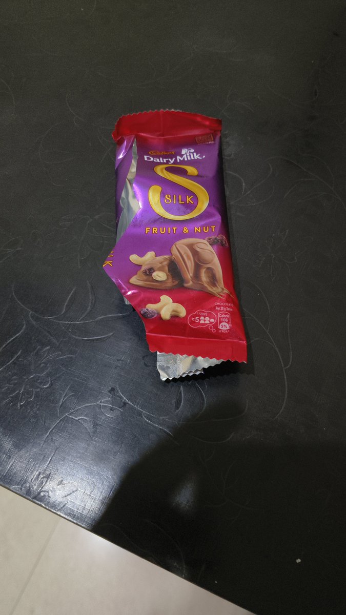 Rajmangal's tweet photo. Dear Cadbury 
@DairyMilk 
मैने एक video देखी थी. और उसमें बताया गया था कि जो Dairy milk सफेद सफेद हो जाता है ओ चॉकलेट खराब हो चुका होता है। क्या है ये। शॉप से आया और छोटा बच्चा लेकर खाने लगा उसे क्या पता कि ये खराब हो चुका है इसका MRP 350 रुपये है आदमी 350 रुप�� का खराब सामान लाये https://t.co/DQvbjzmK8c