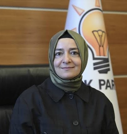 TURK_Hazall's tweet photo. Tanju Özcan : Sadece suçlama ile tutuklandı ve 200 günü aşkın bir süredir tutuklu!
Fatma Betül Sayan Kaya: Milleti milyarlarca lira dolandırdığı kesinleşti,sayesinde intihar edenler oldu ama ifadesi bile alınmadı!
Türkiye’de adalet kişilere ve zümrelere göre farklı hükümler vermektedir.