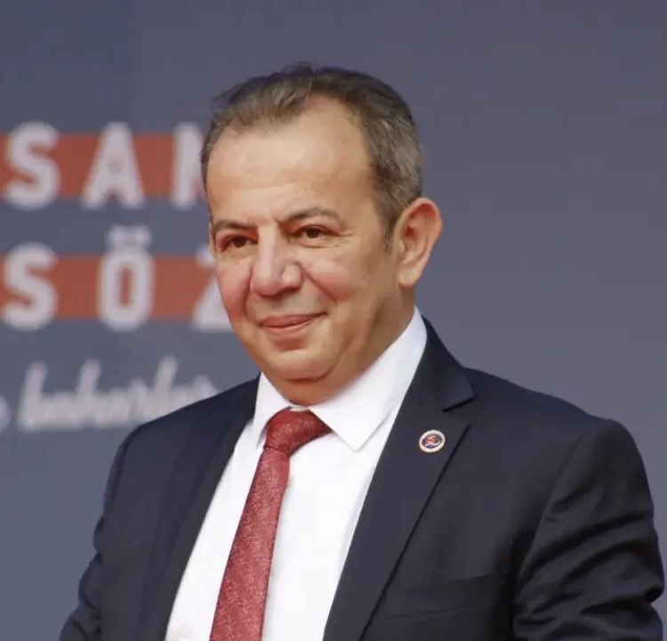 TURK_Hazall's tweet photo. Tanju Özcan : Sadece suçlama ile tutuklandı ve 200 günü aşkın bir süredir tutuklu!
Fatma Betül Sayan Kaya: Milleti milyarlarca lira dolandırdığı kesinleşti,sayesinde intihar edenler oldu ama ifadesi bile alınmadı!
Türkiye’de adalet kişilere ve zümrelere göre farklı hükümler vermektedir.
