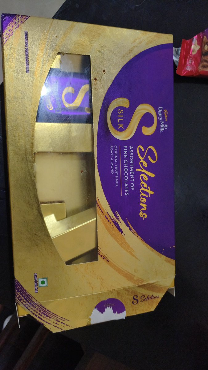 Rajmangal's tweet photo. Dear Cadbury 
@DairyMilk 
मैने एक video देखी थी. और उसमें बताया गया था कि जो Dairy milk सफेद सफेद हो जाता है ओ चॉकलेट खराब हो चुका होता है। क्या है ये। शॉप से आया और छोटा बच्चा लेकर खाने लगा उसे क्या पता कि ये खराब हो चुका है इसका MRP 350 रुपये है आदमी 350 रुप�� का खराब सामान लाये https://t.co/DQvbjzmK8c