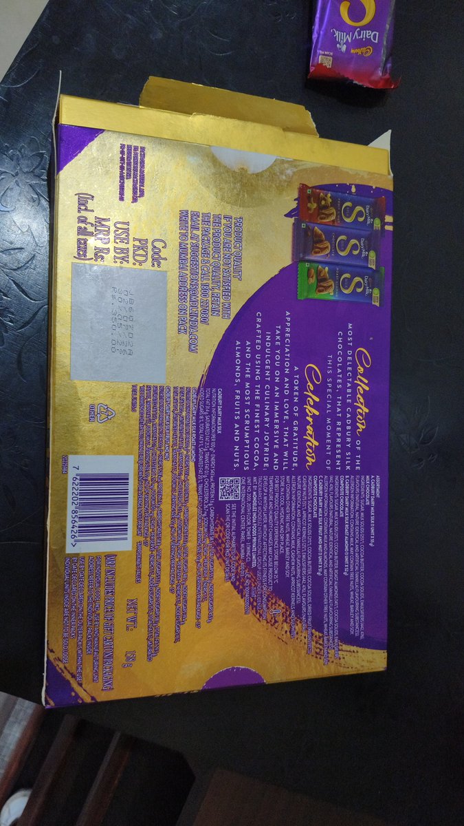 Rajmangal's tweet photo. Dear Cadbury 
@DairyMilk 
मैने एक video देखी थी. और उसमें बताया गया था कि जो Dairy milk सफेद सफेद हो जाता है ओ चॉकलेट खराब हो चुका होता है। क्या है ये। शॉप से आया और छोटा बच्चा लेकर खाने लगा उसे क्या पता कि ये खराब हो चुका है इसका MRP 350 रुपये है आदमी 350 रुप�� का खराब सामान लाये https://t.co/DQvbjzmK8c