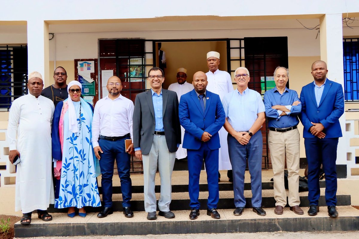 IFADEastAfrica's tweet photo. IFAD team led by Country Director Tarek Ahmed paid a courtesy visit to H.E. Daniel Bandar, Minister for Agriculture, Fisheries and Handicrafts of the Union of the Comoros🇰🇲. The meeting was an opportunity to discuss progress and priorities for the FORCE Jeunes project. 1/2 https://t.co/ZX6NJ0BJ5s