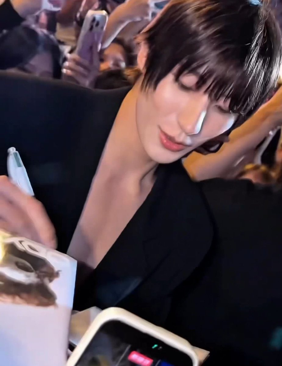 allforrann's tweet photo. ลายเซ็น จะเอาลายเซ็น ๆๆ ขอนะ พี่หนูชอบเปิดให้ดูในทีวีน้า อย่าลืมเซ็นให้ด้วยนะ https://t.co/jdXw9ER0UK