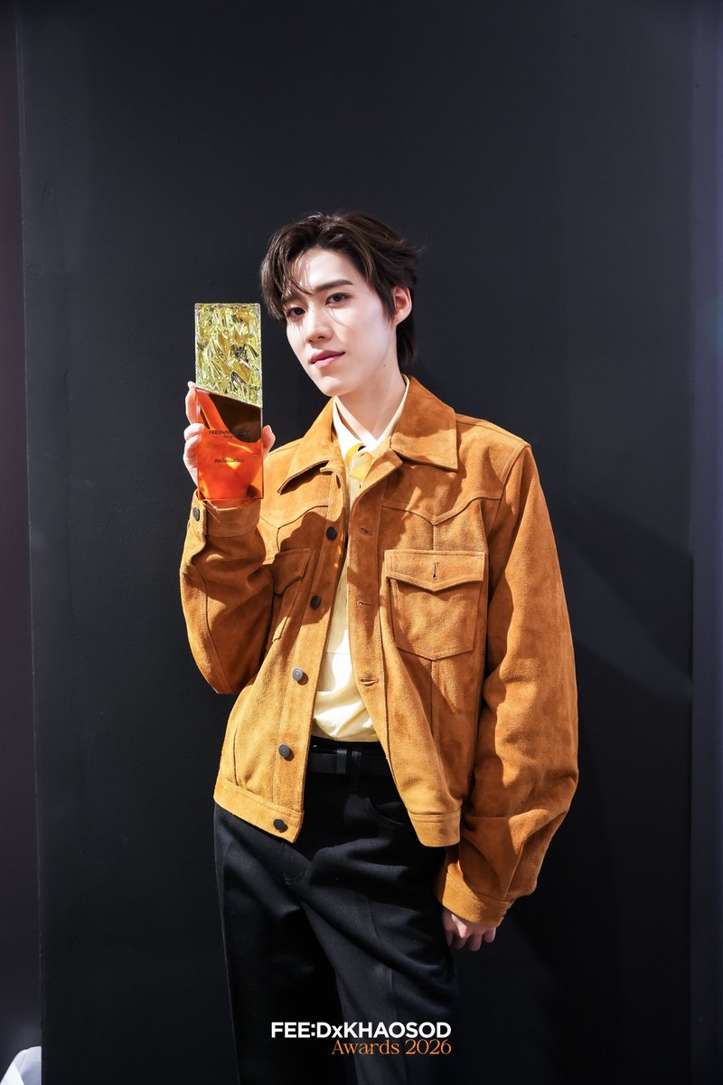 feed_4_future's tweet photo. ส่งมอบรางวัลให้กับ "พีพี กฤษฏ์" หลังคว้ารางวัล ศิลปินยอดนิยม บนเวที FEED x KHAOSOD AWARDS 2026 
.
#FEEDxKHAOSODAwards2026
#PPKritt #พีพีกฤษฏ์ https://t.co/dCw8gHkoyg