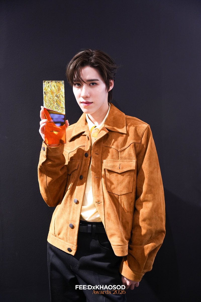 feed_4_future's tweet photo. ส่งมอบรางวัลให้กับ "พีพี กฤษฏ์" หลังคว้ารางวัล ศิลปินยอดนิยม บนเวที FEED x KHAOSOD AWARDS 2026 
.
#FEEDxKHAOSODAwards2026
#PPKritt #พีพีกฤษฏ์ https://t.co/dCw8gHkoyg