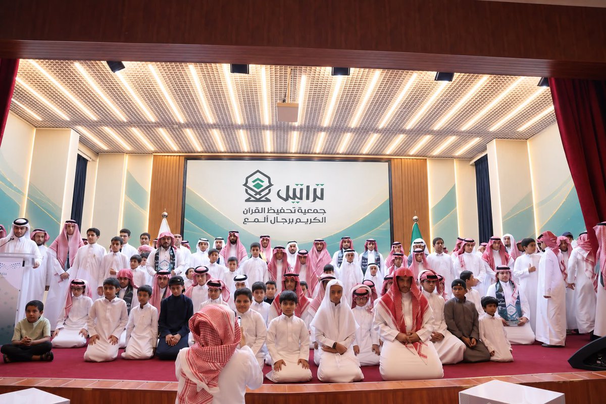 TRAORGSA's tweet photo. || حفل تراتيل 

برعاية سعادة محافظ #رجال_ألمع أ.الحسن عبدالخالق الحفظي، وحضور مديري الإدارات الحكومية، ومشائخ القبائل؛ أقامت #جمعية_تراتيل حفل ختام برامجها للعام ١٤٤٧هـ، احتفت بالحفّاظ، ، وكرّمت الطلاب والمعلمين المميزين، شمل الحفل فقراتٍ متنوعة، وقراءاتٍ مميزة لطلاب الجمعيّة. https://t.co/tVAQ6UTSpH