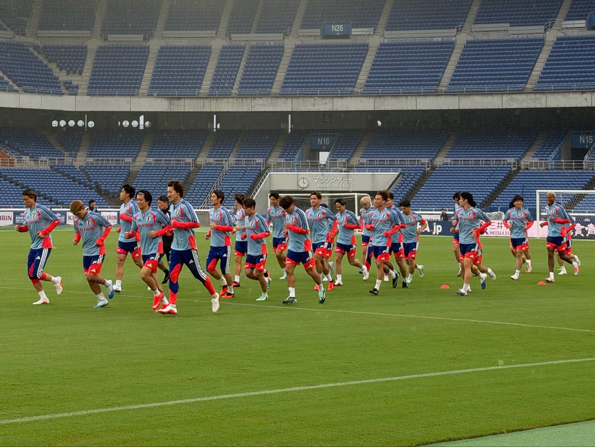 thetheteatea's tweet photo. 追加招集の荒木隼人と望月ヘンリー海輝が合流してエクアドル戦前日練習です。日産スタジアム、とても広い。 https://t.co/e7wf1stbKd
