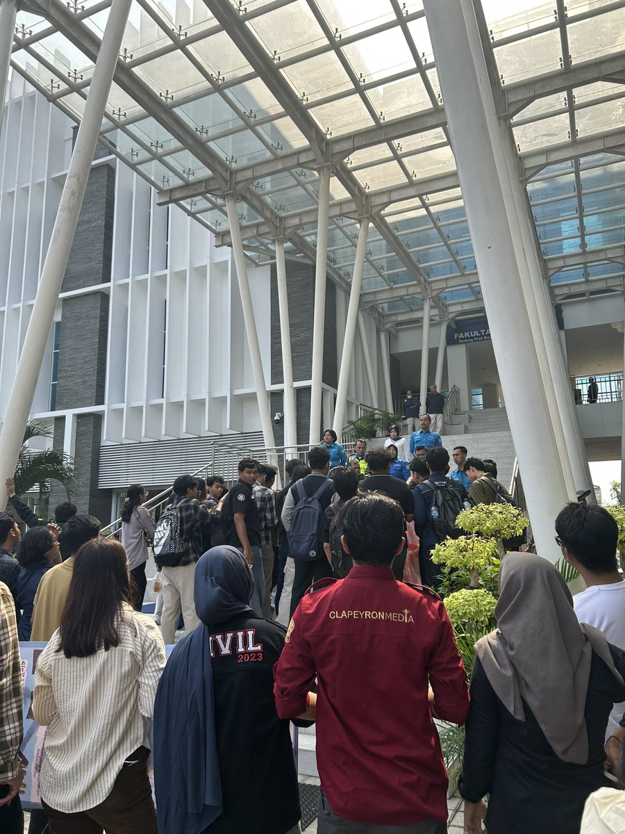 bukanywhddi's tweet photo. hi di FT UGM skrg ada aksi untuk menurunkan dekan agar bisa bertemu dengan mahasiswa untuk penanganan kasus kekerasan seksual yang dilakukan oleh beberapa mahasiswa teknik kemarin. barusan ini sudah ada bagian dari dekanat yang turun untuk berbicara (kabarnya dekan lama teknik) https://t.co/HT87HK3QTz