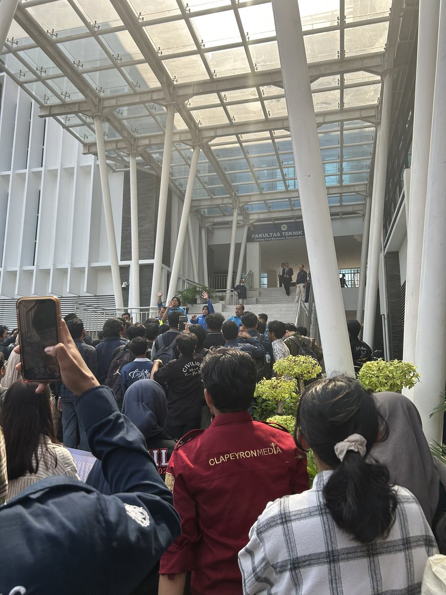 bukanywhddi's tweet photo. hi di FT UGM skrg ada aksi untuk menurunkan dekan agar bisa bertemu dengan mahasiswa untuk penanganan kasus kekerasan seksual yang dilakukan oleh beberapa mahasiswa teknik kemarin. barusan ini sudah ada bagian dari dekanat yang turun untuk berbicara (kabarnya dekan lama teknik) https://t.co/HT87HK3QTz