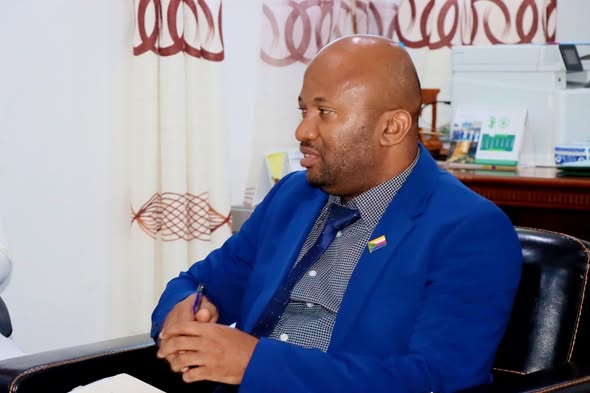 IFADEastAfrica's tweet photo. IFAD team led by Country Director Tarek Ahmed paid a courtesy visit to H.E. Daniel Bandar, Minister for Agriculture, Fisheries and Handicrafts of the Union of the Comoros🇰🇲. The meeting was an opportunity to discuss progress and priorities for the FORCE Jeunes project. 1/2 https://t.co/ZX6NJ0BJ5s