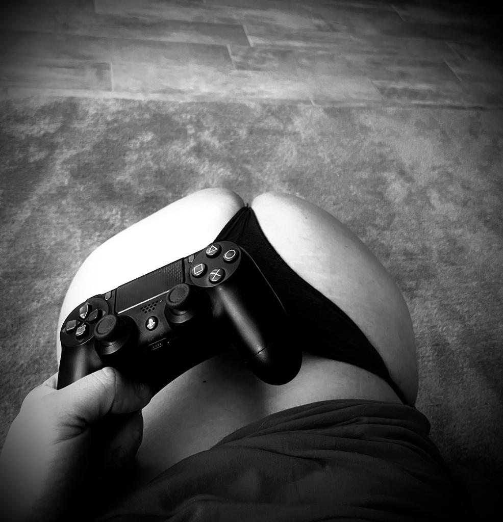 TheSideYouWant's tweet photo. Game night got a little… distracting. 🎮🖤
 Some things are better played slowly… 😉
Curious what happened next?
 You know where to find us ↓
https://t.co/HPwix7asME
#Gaming #GamerGirl #Boudoir #BlackLingerie #Lingerie #CouplesContent #Tease #Fansly #FanslyCreator https://t.co/02CxSllWxm