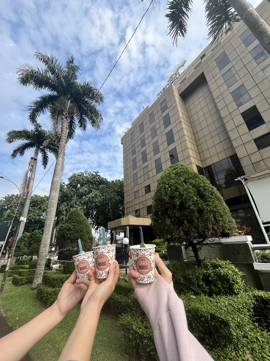 oursienna_'s tweet photo. SEMUA ORANG MEDAN HARUS TAU, ES KRIM DEPAN MANDIRI ADALAH ES KRIM TERENAK SE MEDAN!!!!!! https://t.co/UeFvxqI3WX