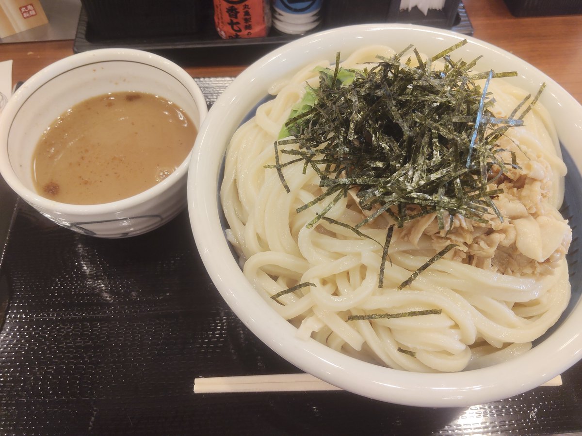 Asvex's tweet photo. ずっと食べてみたかった#丸亀製麺 の濃厚魚介豚つけ汁うどん

先日行ったお店では終わっちゃってたから、リサーチして再トライ✨

3玉まで料金が一緒らしいので、思い切って3玉分！
思ってたよりも大盛りに見えてやや震撼したけど…

安心してください、(すのこ）はいってますよ！
ペロリ完食でした🍜 https://t.co/gAjz7GFjCI