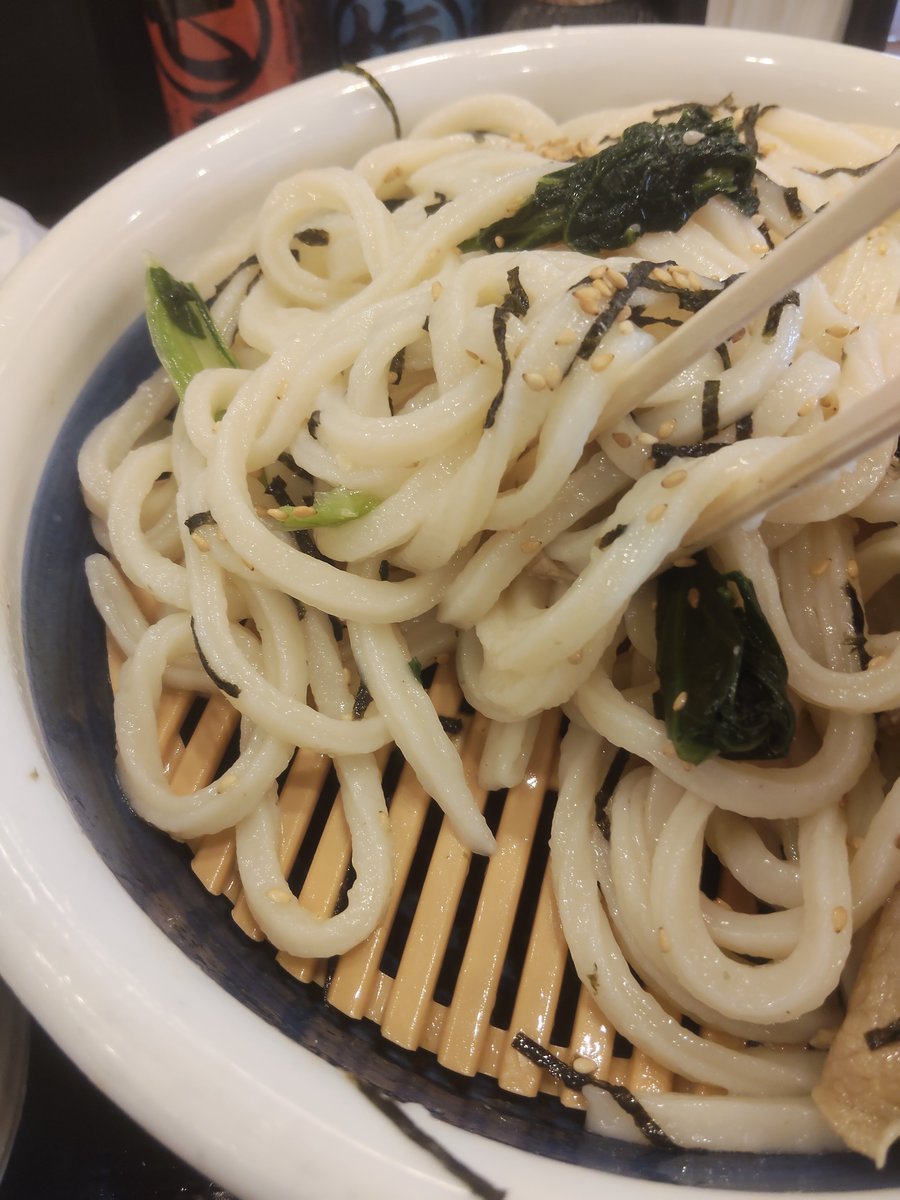 Asvex's tweet photo. ずっと食べてみたかった#丸亀製麺 の濃厚魚介豚つけ汁うどん

先日行ったお店では終わっちゃってたから、リサーチして再トライ✨

3玉まで料金が一緒らしいので、思い切って3玉分！
思ってたよりも大盛りに見えてやや震撼したけど…

安心してください、(すのこ）はいってますよ！
ペロリ完食でした🍜 https://t.co/gAjz7GFjCI
