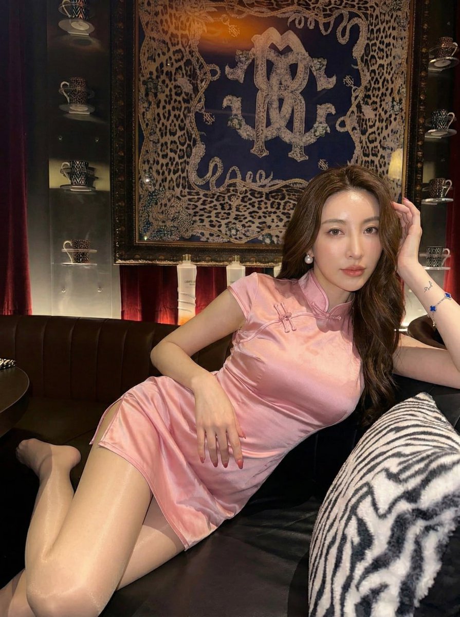 shitou6930's tweet photo. 都说穿旗袍考验身材，我这生��宝宝的胯骨，刚好把这件高开叉撑得满满的。老公说这件太艳俗不让穿出门，那...我偷偷发推给你们看 https://t.co/cM556B5xNI
