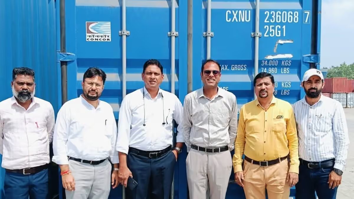 psuconnect's tweet photo. CONCOR Handles First Export Consignment to Singapore in Own Containers
read more at:
https://t.co/gd6PTcDkql
#PSUConnect #CONCOR #ExportLogistics #SingaporeTrade @concor_india https://t.co/pZTHr5Gh5z