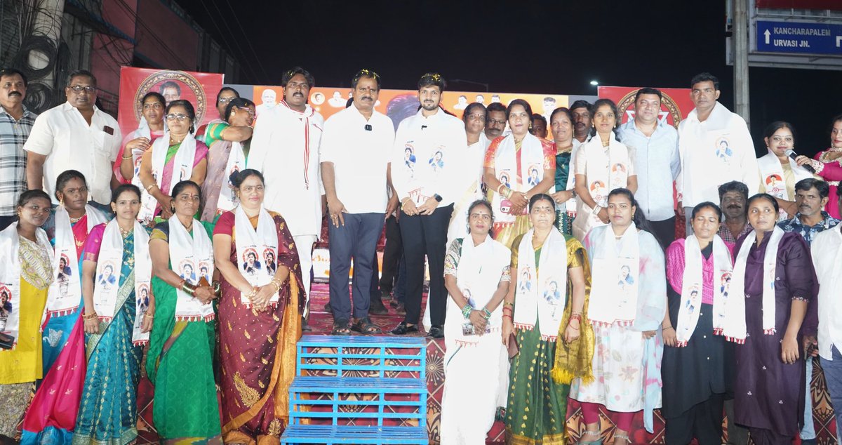VeerendraJSP's tweet photo. 41వ వార్డులో జనసేనలో భారీ చేరికలు

ఎమ్మెల్యే వంశీకృష్ణ శ్రీనివాస్ సమక్షంలో జనసేనలో చేరిన యువనేత యాండ్రపు నిఖిలేష్ రాజ్ కుమార్

41వ వార్డులో జనసేన జోష్.. భారీగా పార్టీలో చేరిన యువత, మహిళలు

బహిరంగ సభలో మార్మోగిన జనసేన నినాదం
@ChVamsiYadav @JanaSenaParty @PawanKalyan https://t.co/2PQF4ulBzk