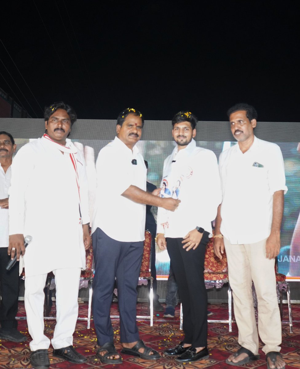 VeerendraJSP's tweet photo. 41వ వార్డులో జనసేనలో భారీ చేరికలు

ఎమ్మెల్యే వంశీకృష్ణ శ్రీనివాస్ సమక్షంలో జనసేనలో చేరిన యువనేత యాండ్రపు నిఖిలేష్ రాజ్ కుమార్

41వ వార్డులో జనసేన జోష్.. భారీగా పార్టీలో చేరిన యువత, మహిళలు

బహిరంగ సభలో మార్మోగిన జనసేన నినాదం
@ChVamsiYadav @JanaSenaParty @PawanKalyan https://t.co/2PQF4ulBzk