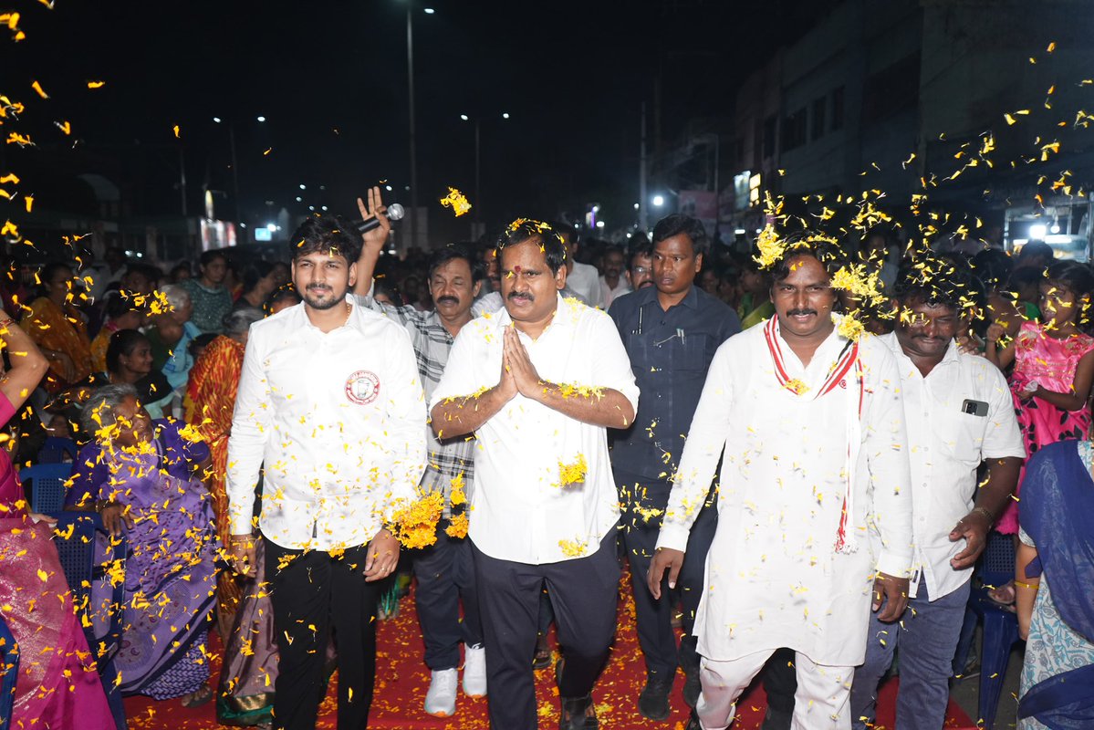 VeerendraJSP's tweet photo. 41వ వార్డులో జనసేనలో భారీ చేరికలు

ఎమ్మెల్యే వంశీకృష్ణ శ్రీనివాస్ సమక్షంలో జనసేనలో చేరిన యువనేత యాండ్రపు నిఖిలేష్ రాజ్ కుమార్

41వ వార్డులో జనసేన జోష్.. భారీగా పార్టీలో చేరిన యువత, మహిళలు

బహిరంగ సభలో మార్మోగిన జనసేన నినాదం
@ChVamsiYadav @JanaSenaParty @PawanKalyan https://t.co/2PQF4ulBzk
