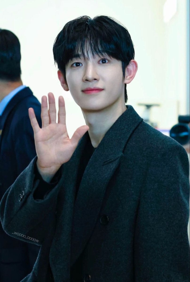 Seeusun10's tweet photo. Simply elegant, effortlessly stunning.

PARK SIWOO IN PARIS
#PARKSIWOO #PARKSIWOOPFWSS27 https://t.co/SRaTCQ0wcY