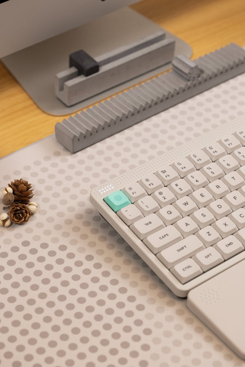 nuphystudio's tweet photo. Getting into the fall mood. 🍂

Your favorite drink, a good playlist, and a cozy desk to call your own.

Keeping it cozy with Node75.

#nuphy #node75 https://t.co/U91CqrL517