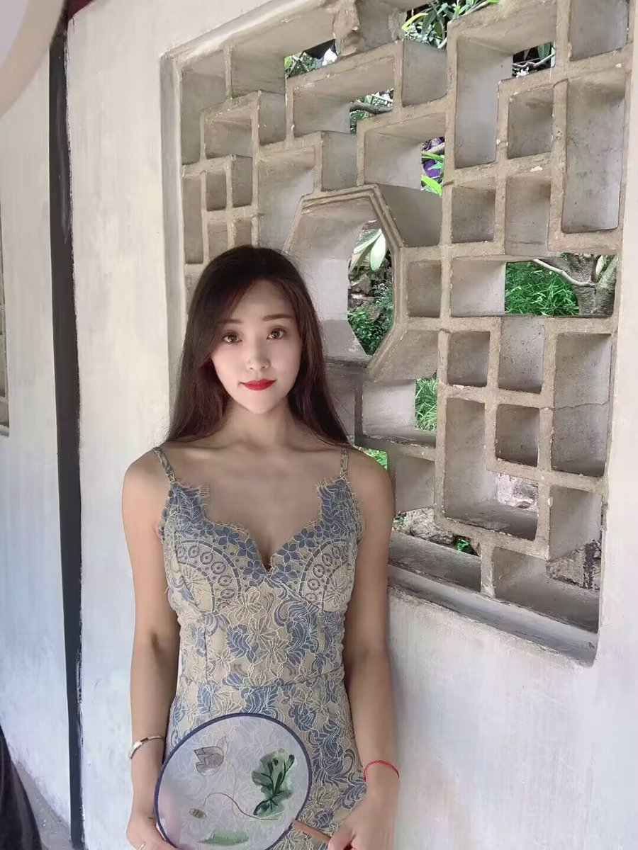Leeyiuhin99's tweet photo. 十一假期想线下，有没有想体验女老师的
#老师 #反差 https://t.co/JkAcCnNOK8