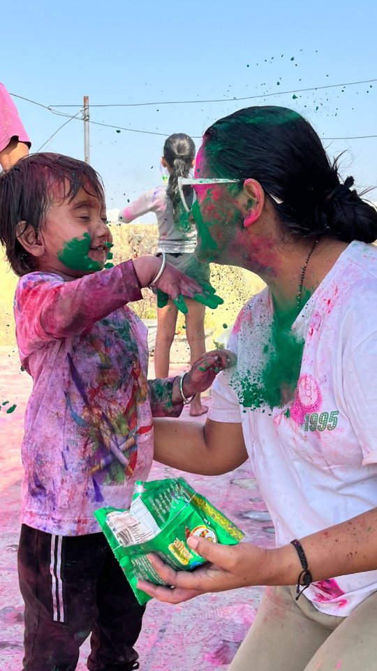 CharlesSwenud's tweet photo. Holi with my laddu @avyan_r_khaati https://t.co/K64vW4J75G