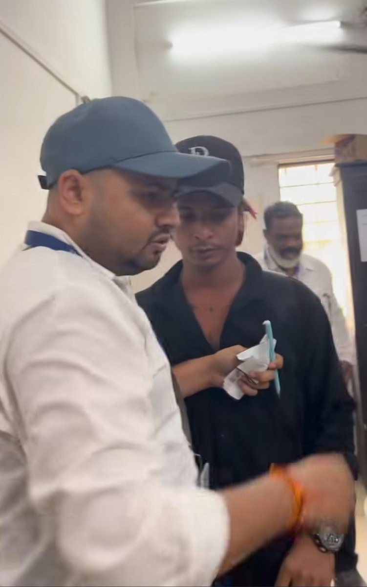 ShwetaSharma236's tweet photo. This incident from Mumbai has raised questions about the way passengers are treated on the railways.

It is being reported that a railway passenger tried to assault a passenger for not having a ticket.

If the passenger did not have a ticket, he or she can be fined and legal action can be taken.

However, assaulting or harassing a passenger is not justified under any circumstances.

Action should certainly be taken for violating rules, but this action should be within the scope of law and regulations.

No employee has the right to assault a passenger, whether he or she has a ticket or not.

If the incident is confirmed, action should be taken against the concerned employee as per the rules, so that no other passenger is treated similarly in the future.
