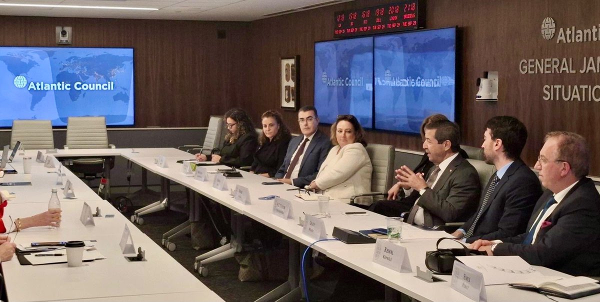 KKTC_Disisleri's tweet photo. Dışişleri Bakanı Ertuğruloğlu, ABD’deki temaslarını sürdürüyor

Dışişleri Bakanı Tahsin Ertuğruloğlu, Birleşmiş Milletler (BM) 81. Genel Kurul çalışmaları için bulunduğu New York’taki temaslarını tamamlayarak Washington’a geçti.

Dışişleri Bakanı Ertuğruloğlu, Washington programı kapsamında ilk olarak ABD’nin önde gelen düşünce kuruluşlarından Atlantic Council’de düzenlenen toplantıya katıldı. Akademisyenler, analistler ve kurum yetkililerinin yer aldığı toplantıda Kıbrıs konusuna ilişkin kapsamlı bir sunum yapan Dışişleri Bakanı Ertuğruloğlu, katılımcıların sorularını da yanıtladı.

Dışişleri Bakanı Ertuğruloğlu, temasları kapsamında, bir diğer önemli düşünce kuruluşu olan Hudson Institute yetkilileriyle de bir araya geldi. Sohbet toplantısında, Kıbrıs meselesindeki son gelişmeler ele alındı.
Bakan Ertuğruloğlu ayrıca, bazı yetkililerle de görüşmeler yaptı.

Dışişleri Bakanı Tahsin Ertuğruloğlu’na ABD temaslarında, Müsteşar Kemal Köprülü, Emekli Büyükelçi Mustafa Lakadamyalı, Danışman Selen Küçük, 3. Sekreter Enis Porat eşlik ediyor.
