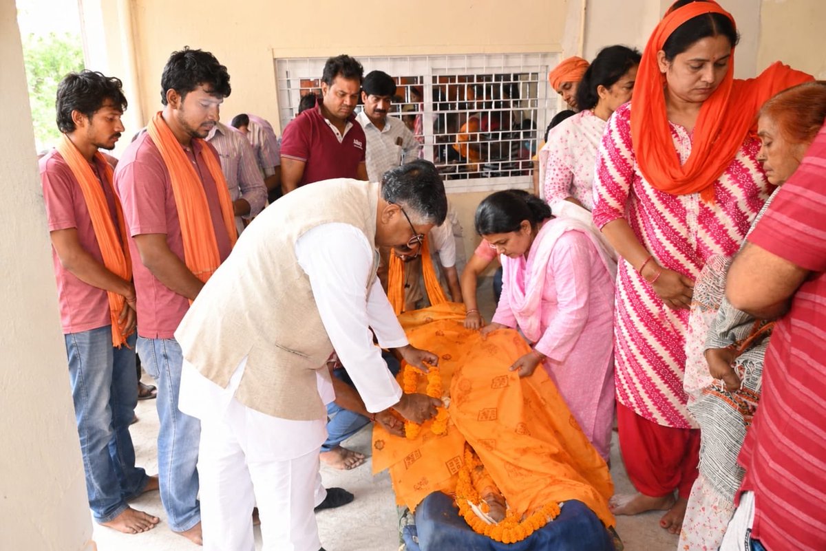 rsprasad's tweet photo. मेरे संसदीय क्षेत्र अंतर्गत यारपुर निवासी, समाजसेवी एवं पार्टी विचारधारा के प्रबल समर्थक श्रद्धेय शेर सिंह जी के निधनोपरांत उनके पार्थिव शरीर पर पुष्पांजलि अर्पित कर श्रद्धांजलि दी एवं शोकाकुल परिजनों से भेंट कर अपनी गहरी संवेदना व्यक्त की।

श्रद्धेय शेर सिंह जी के पूज्य पिताजी एक महान संत थे, जिनका समाज कल्याण एवं संस्कृति के संरक्षण में दिया गया योगदान आज भी स्मरणीय है।

ईश्वर से प्रार्थना है कि दिवंगत पुण्यात्मा को अपने श्रीचरणों में स्थान दें तथा शोक-संतप्त परिजनों को यह असीम दुःख सहन करने की शक्ति प्रदान करें। ॐ शांति!
