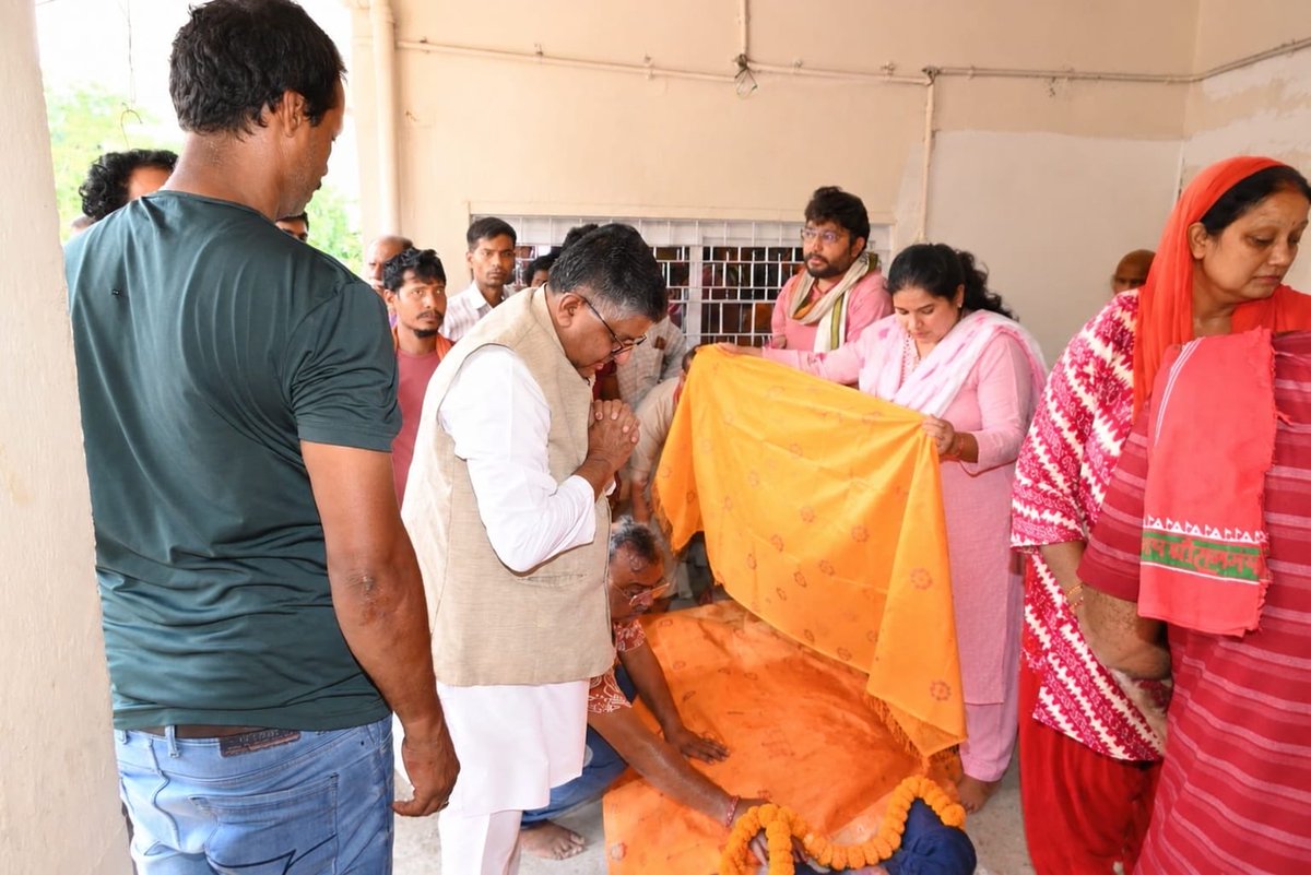 rsprasad's tweet photo. मेरे संसदीय क्षेत्र अंतर्गत यारपुर निवासी, समाजसेवी एवं पार्टी विचारधारा के प्रबल समर्थक श्रद्धेय शेर सिंह जी के निधनोपरांत उनके पार्थिव शरीर पर पुष्पांजलि अर्पित कर श्रद्धांजलि दी एवं शोकाकुल परिजनों से भेंट कर अपनी गहरी संवेदना व्यक्त की।

श्रद्धेय शेर सिंह जी के पूज्य पिताजी एक महान संत थे, जिनका समाज कल्याण एवं संस्कृति के संरक्षण में दिया गया योगदान आज भी स्मरणीय है।

ईश्वर से प्रार्थना है कि दिवंगत पुण्यात्मा को अपने श्रीचरणों में स्थान दें तथा शोक-संतप्त परिजनों को यह असीम दुःख सहन करने की शक्ति प्रदान करें। ॐ शांति!