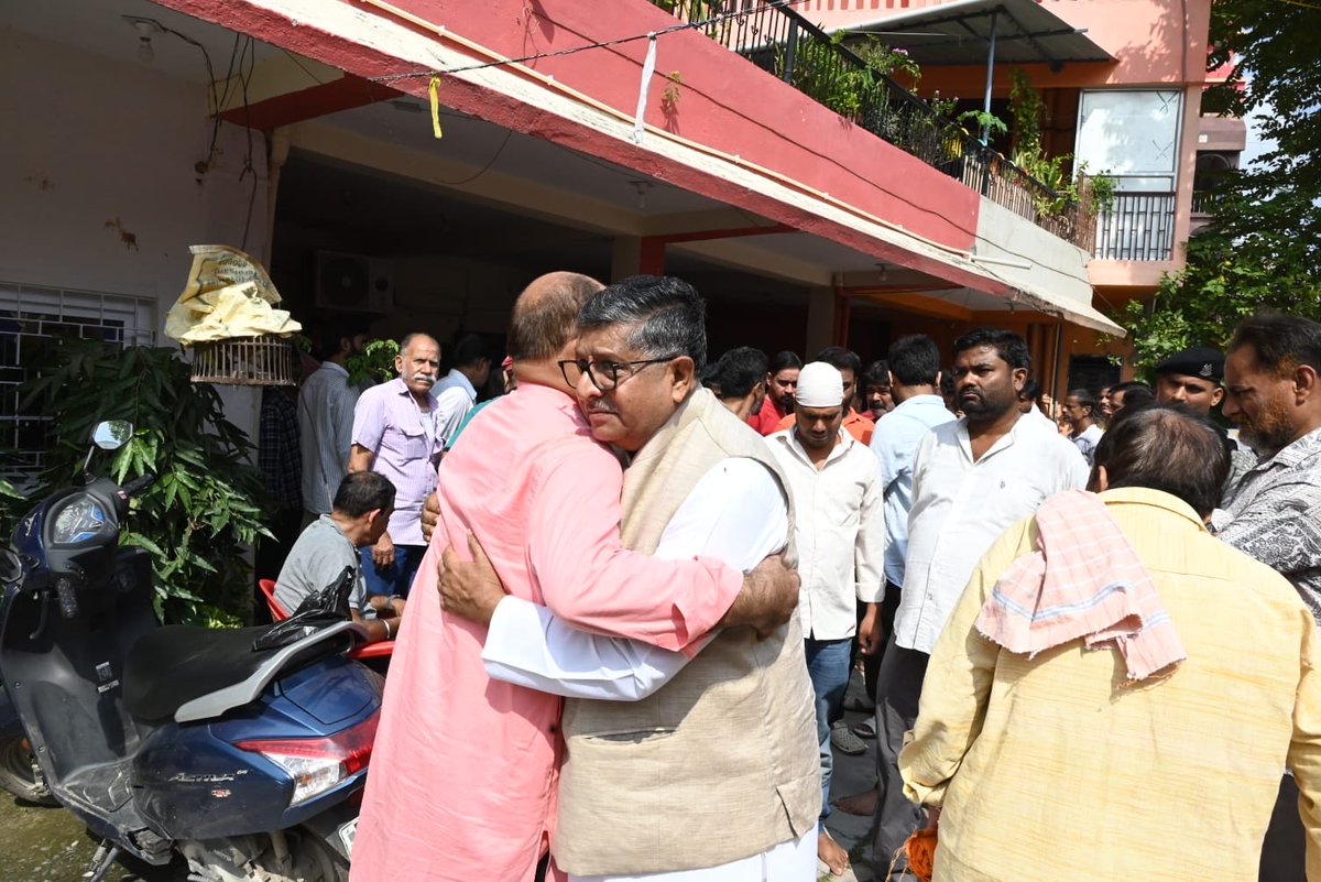rsprasad's tweet photo. मेरे संसदीय क्षेत्र अंतर्गत यारपुर निवासी, समाजसेवी एवं पार्टी विचारधारा के प्रबल समर्थक श्रद्धेय शेर सिंह जी के निधनोपरांत उनके पार्थिव शरीर पर पुष्पांजलि अर्पित कर श्रद्धांजलि दी एवं शोकाकुल परिजनों से भेंट कर अपनी गहरी संवेदना व्यक्त की।

श्रद्धेय शेर सिंह जी के पूज्य पिताजी एक महान संत थे, जिनका समाज कल्याण एवं संस्कृति के संरक्षण में दिया गया योगदान आज भी स्मरणीय है।

ईश्वर से प्रार्थना है कि दिवंगत पुण्यात्मा को अपने श्रीचरणों में स्थान दें तथा शोक-संतप्त परिजनों को यह असीम दुःख सहन करने की शक्ति प्रदान करें। ॐ शांति!