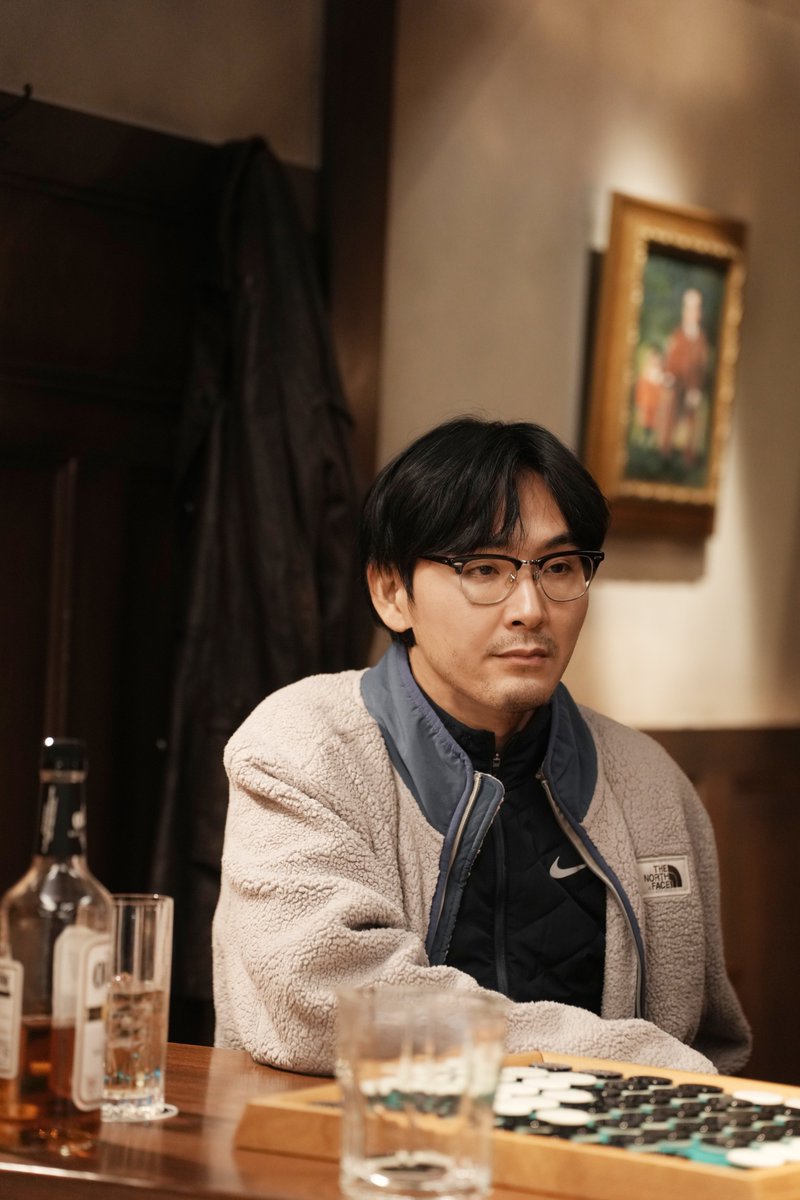 tantei_bar's tweet photo. #メガネの日 👓

ということでメガネが似合う高田の写真を📸👀

他にもたくさんのナイスメガネが登場しています👓
ぜひ、お楽しみにしてください！

『#𝑩𝒀𝑬𝑩𝒀𝑬𝑳𝑶𝑽𝑬 #探偵はBARにいる』𝟏𝟐.𝟐𝟓 𝐅𝐫𝐢
#松田龍平 https://t.co/eo6vytxDu6