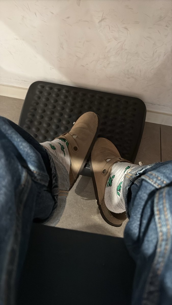 marinoushhhhh's tweet photo. aujourd’hui c’est birck imaginez l’odeur 😏

@RTLovingFeet @rt_feet 
findom moneyslave moneymiss soumis paypig Atm https://t.co/8CkKDGMtLq
