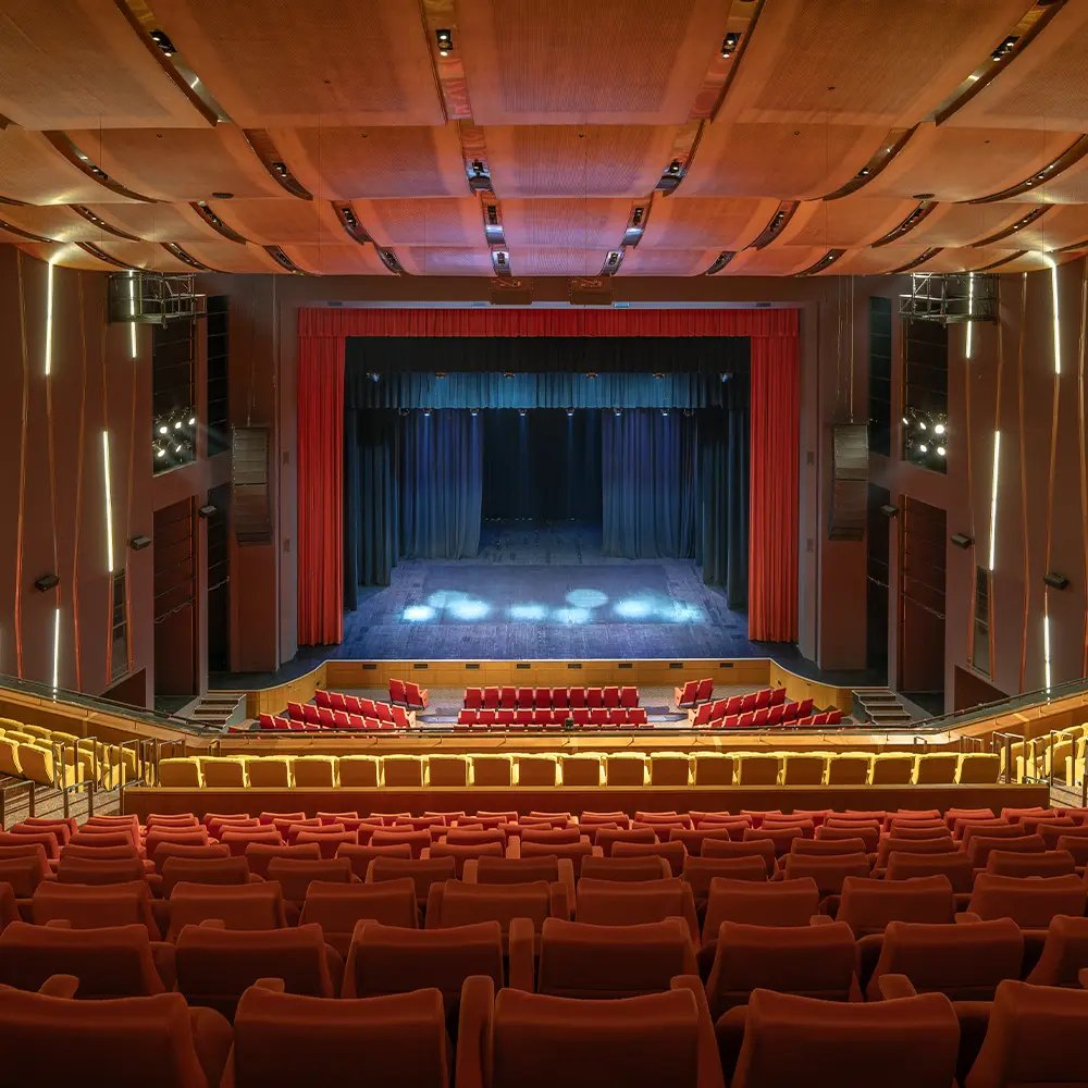 jjyncart's tweet photo. maganda sana if solaire theater para makakita parin kahit nasa pinakalikod seats pero baka maliit lang area if kasama pa ang verification area compared sa grand ballroom🥹

solaire resort theater                grand ballroom https://t.co/2EAmOzGBxk